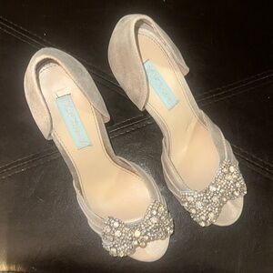 Betsey Johnson Crystal Bow Pumps, Shoes, Size 7M, Leather Uppers, Light Grey.
